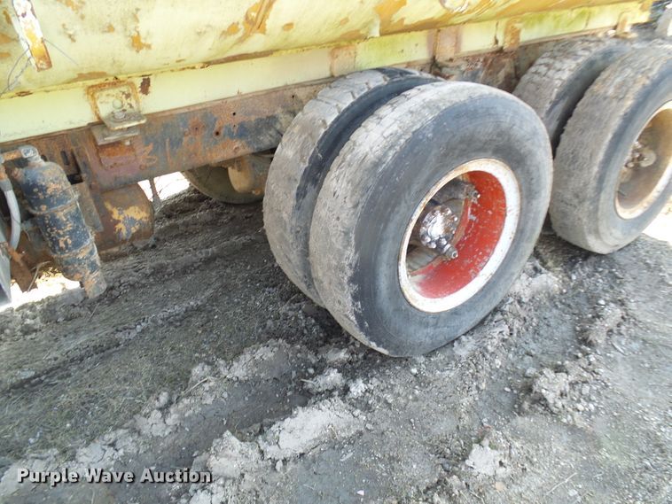 image for item DL0860 1972 International F2000  tank truck