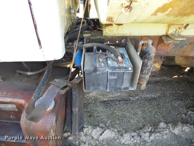 image for item DL0860 1972 International F2000  tank truck