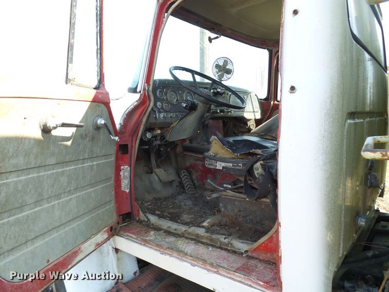 image for item DL0860 1972 International F2000  tank truck