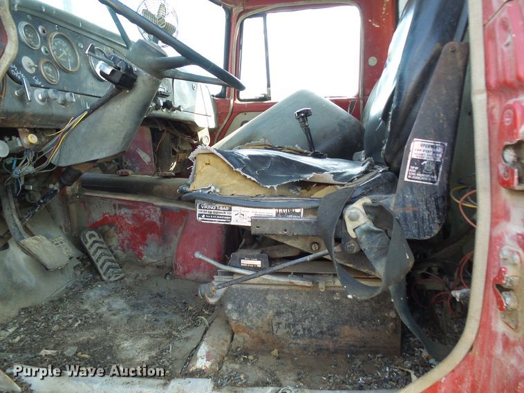 image for item DL0860 1972 International F2000  tank truck