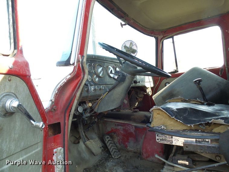 image for item DL0860 1972 International F2000  tank truck