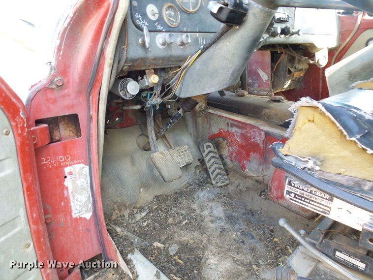 image for item DL0860 1972 International F2000  tank truck