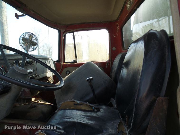 image for item DL0860 1972 International F2000  tank truck