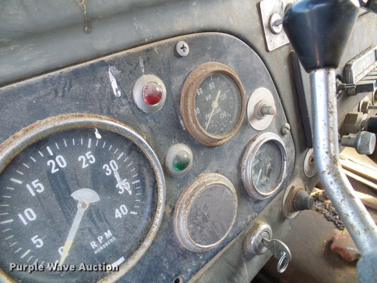 image for item DL0860 1972 International F2000  tank truck