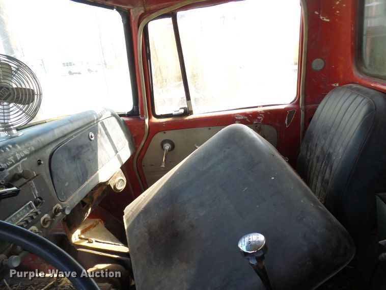 image for item DL0860 1972 International F2000  tank truck