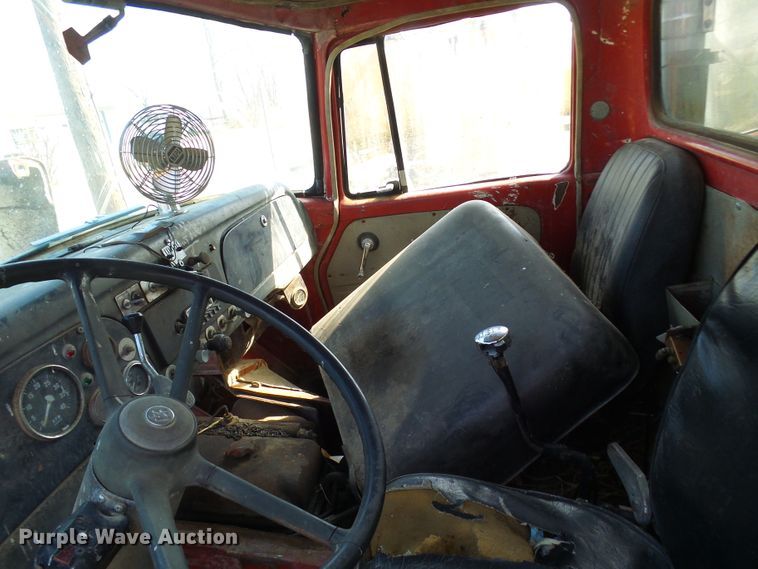 image for item DL0860 1972 International F2000  tank truck