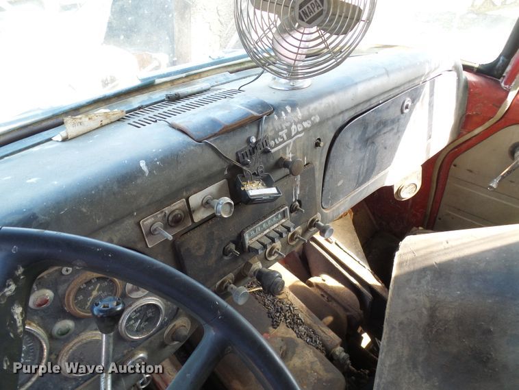 image for item DL0860 1972 International F2000  tank truck