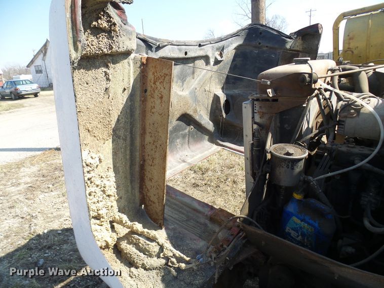 image for item DL0860 1972 International F2000  tank truck