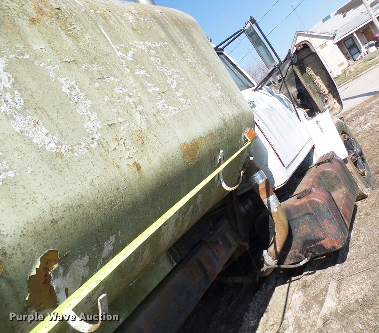 image for item DL0860 1972 International F2000  tank truck