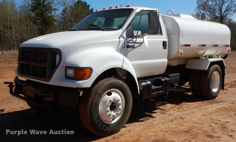 image for item DM2880 2000 Ford F650 Super Duty  water truck