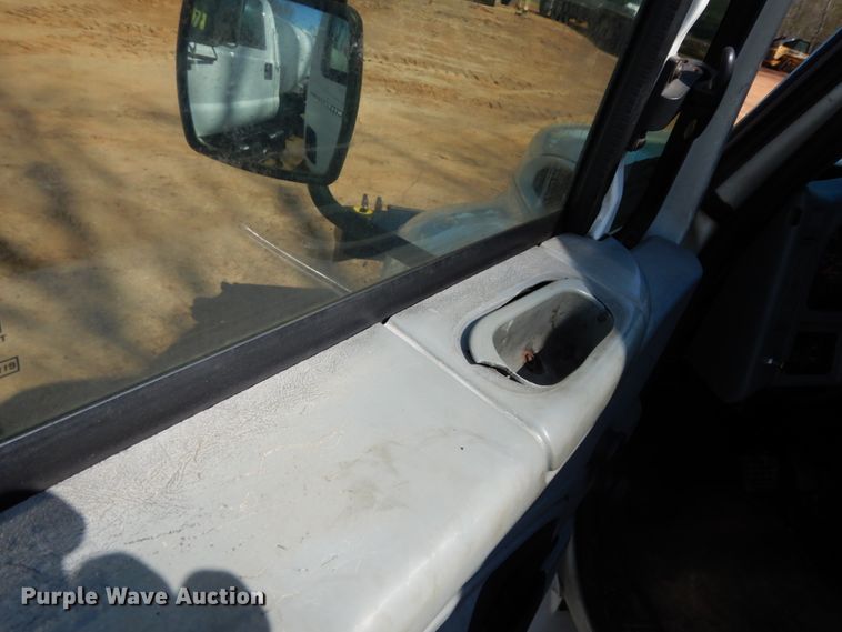 image for item DM2881 2005 International 4300  utility / service truck