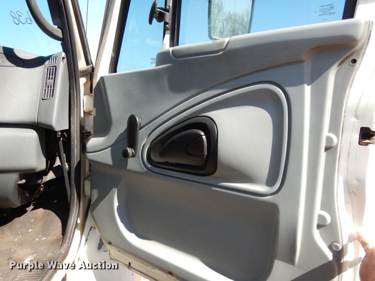 image for item DM2881 2005 International 4300  utility / service truck