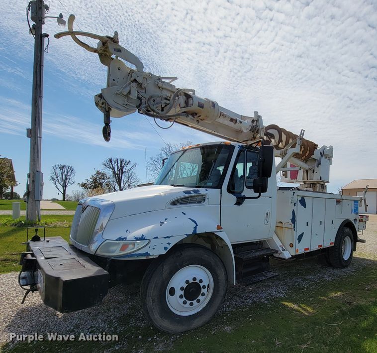 image for item FL9175 2005 International 4300  pressure digger derrick truck