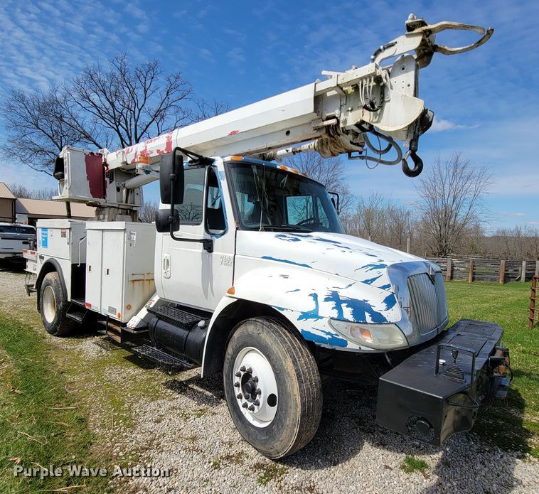 image for item FL9175 2005 International 4300  pressure digger derrick truck