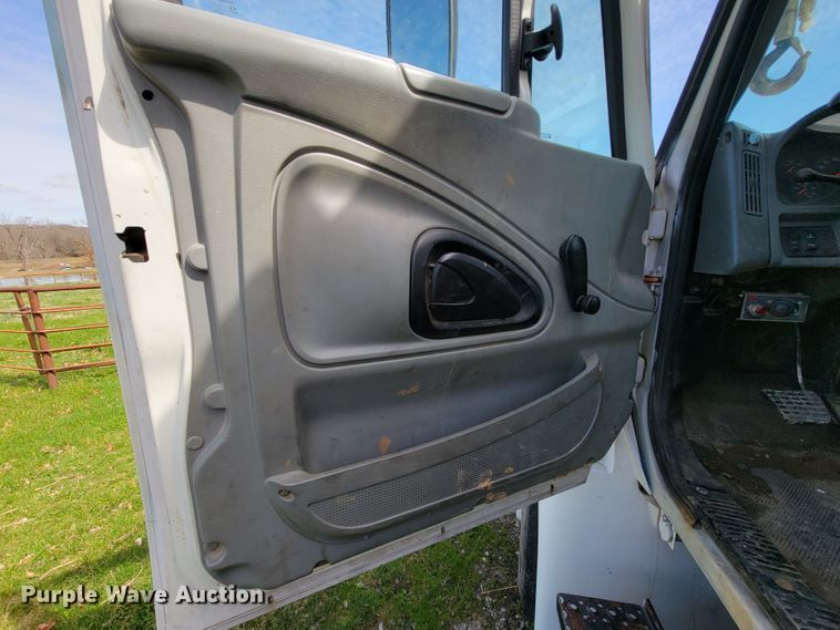 image for item FL9175 2005 International 4300  pressure digger derrick truck