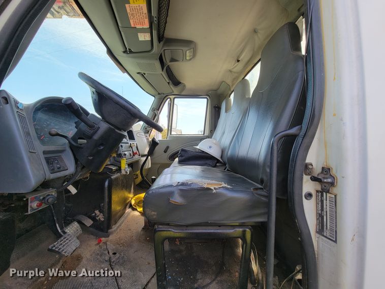 image for item FL9175 2005 International 4300  pressure digger derrick truck