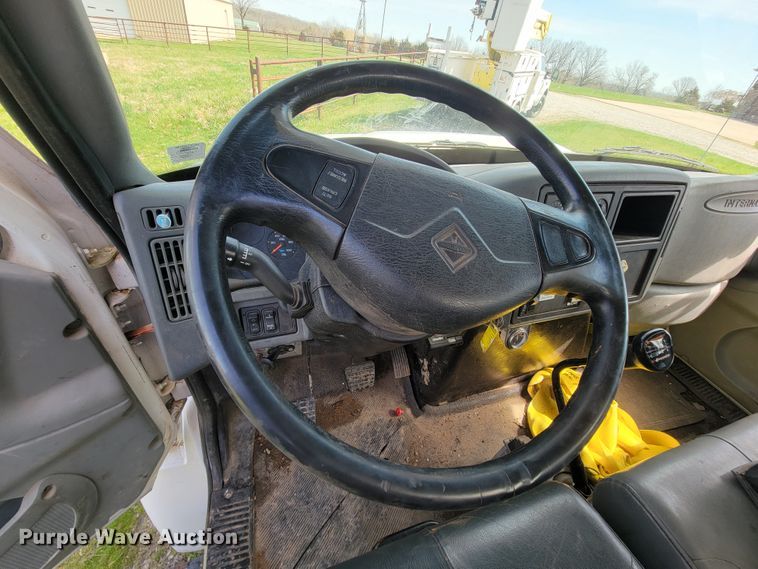 image for item FL9175 2005 International 4300  pressure digger derrick truck