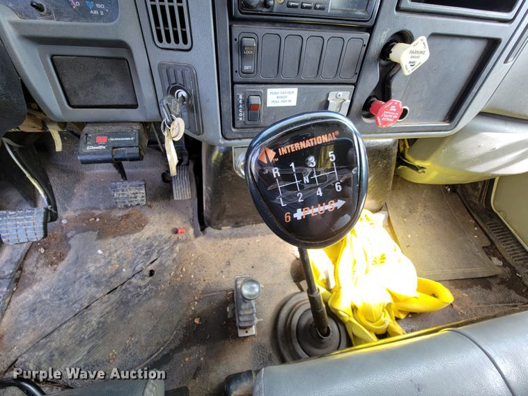 image for item FL9175 2005 International 4300  pressure digger derrick truck