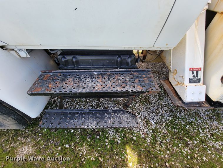 image for item FL9175 2005 International 4300  pressure digger derrick truck