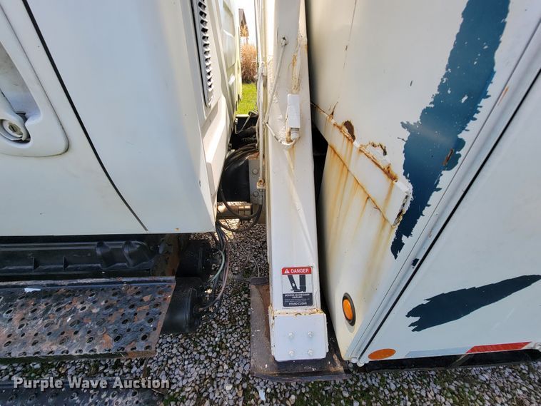 image for item FL9175 2005 International 4300  pressure digger derrick truck