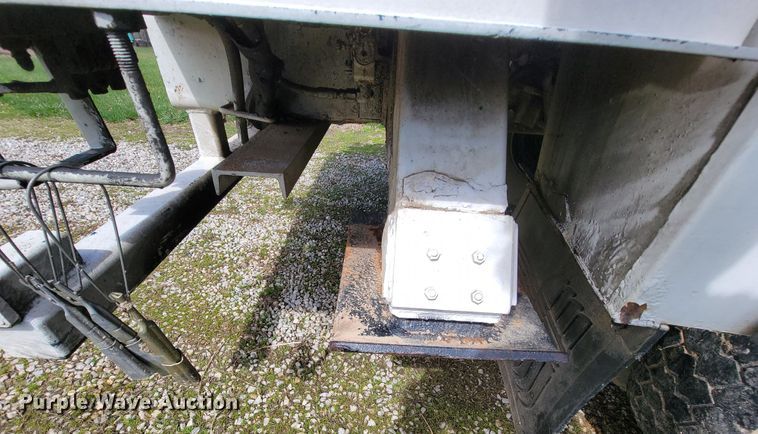 image for item FL9175 2005 International 4300  pressure digger derrick truck