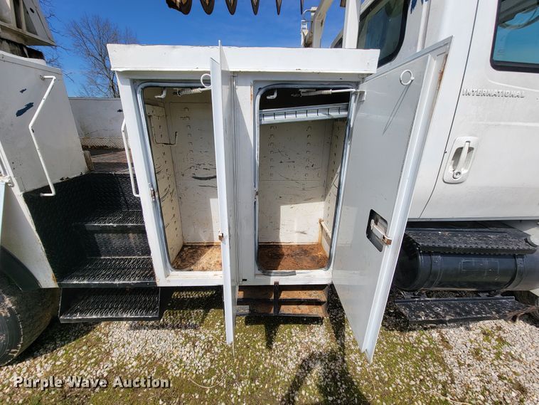 image for item FL9175 2005 International 4300  pressure digger derrick truck