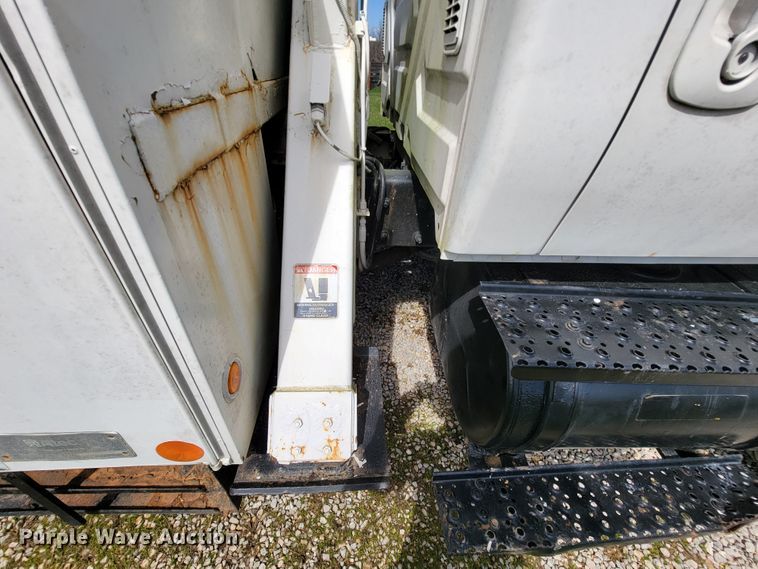 image for item FL9175 2005 International 4300  pressure digger derrick truck