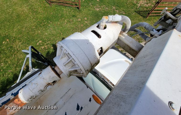 image for item FL9175 2005 International 4300  pressure digger derrick truck