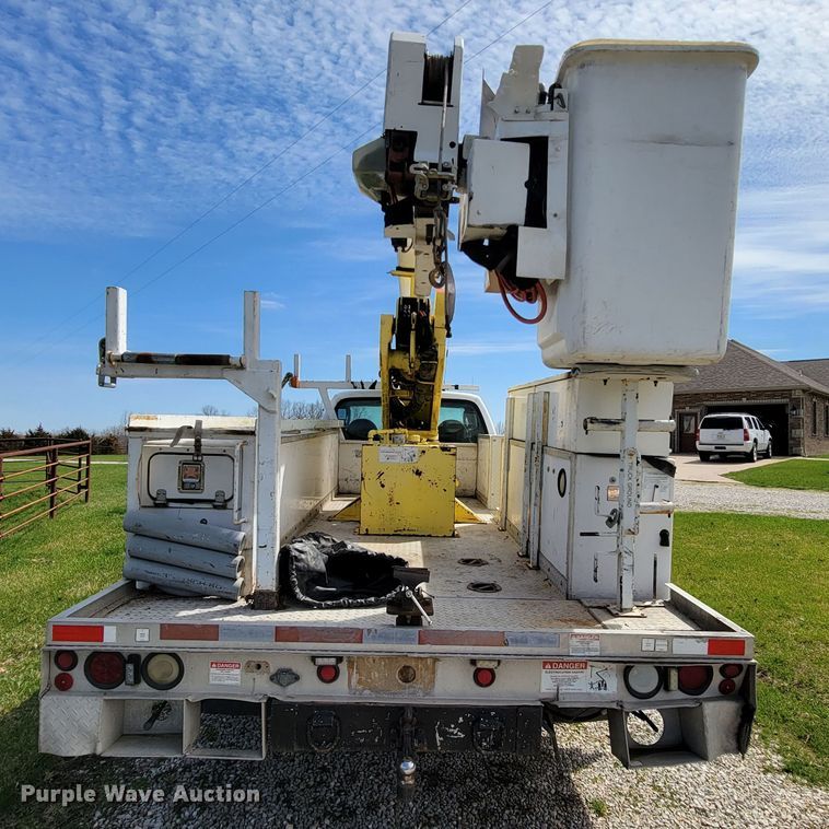 image for item FL9178 2004 Ford F550 Super Duty  bucket truck