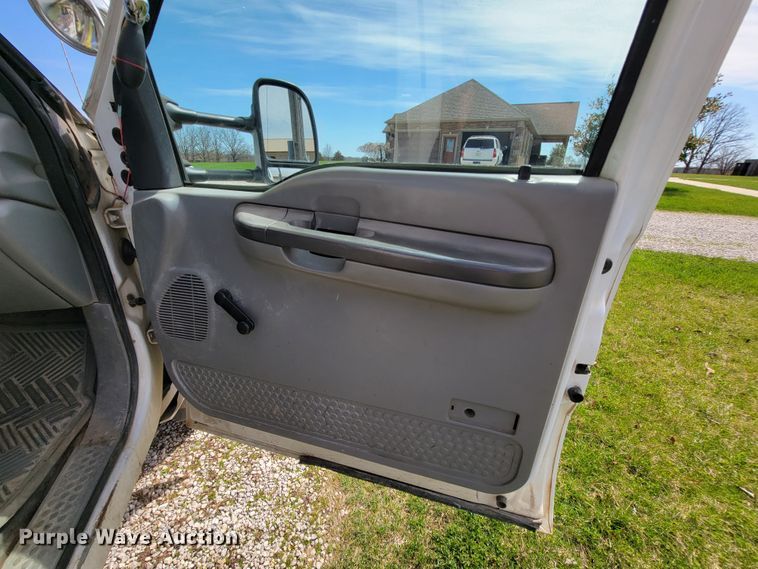 image for item FL9178 2004 Ford F550 Super Duty  bucket truck