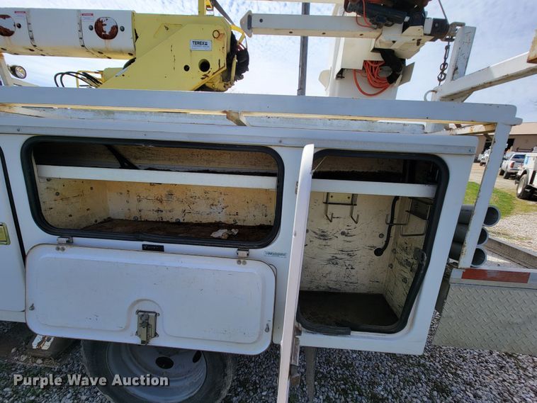 image for item FL9178 2004 Ford F550 Super Duty  bucket truck