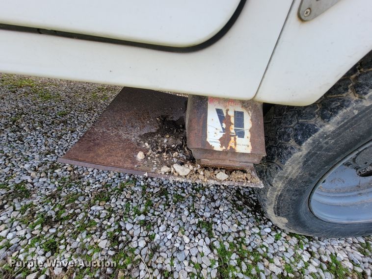 image for item FL9178 2004 Ford F550 Super Duty  bucket truck