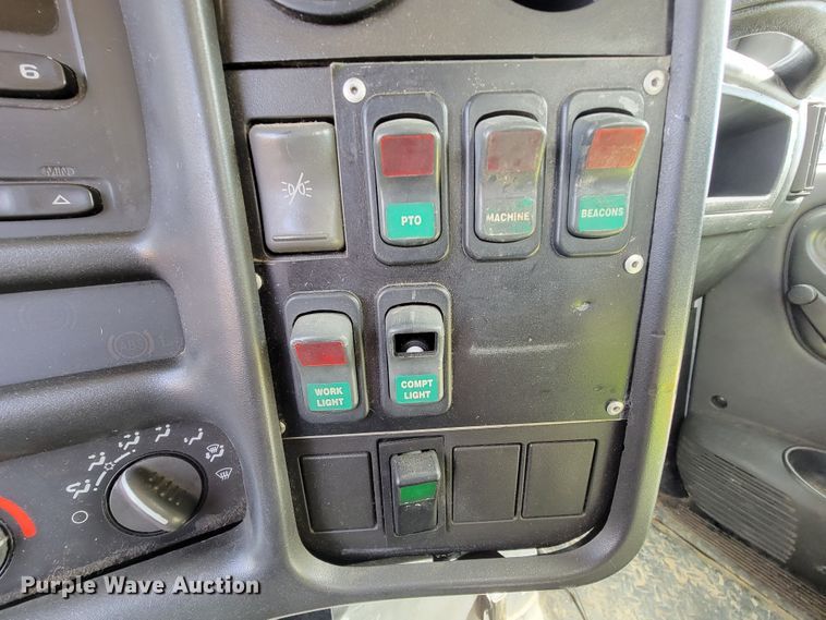 image for item FL9181 2006 Chevrolet C7500  bucket truck