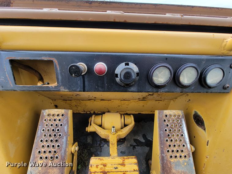 image for item FL9215 1994 Caterpillar 953B  track loader