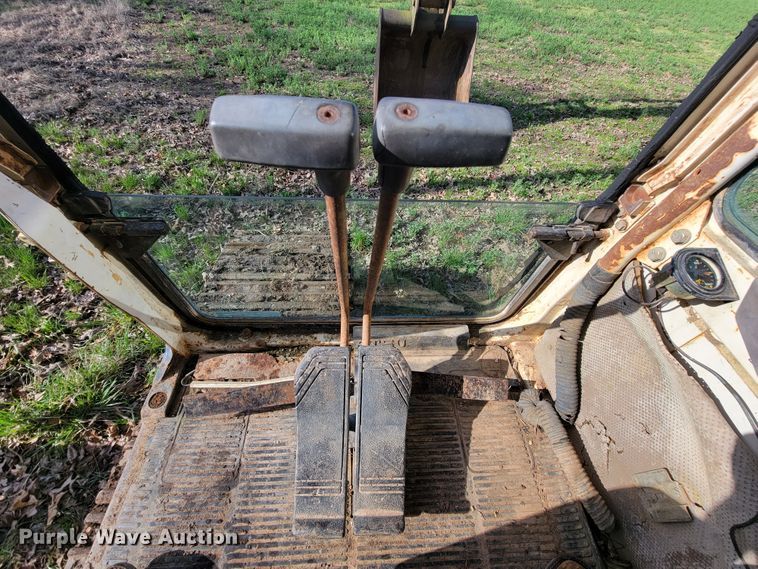 image for item FL9226 1990 Komatsu PC220LC-5  excavator