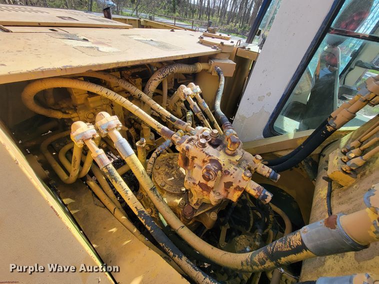 image for item FL9226 1990 Komatsu PC220LC-5  excavator