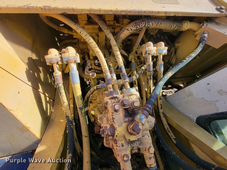 image for item FL9226 1990 Komatsu PC220LC-5  excavator