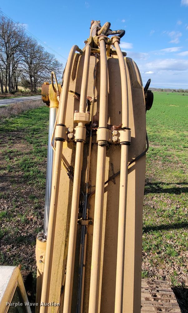 image for item FL9226 1990 Komatsu PC220LC-5  excavator