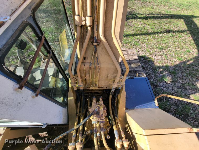 image for item FL9226 1990 Komatsu PC220LC-5  excavator