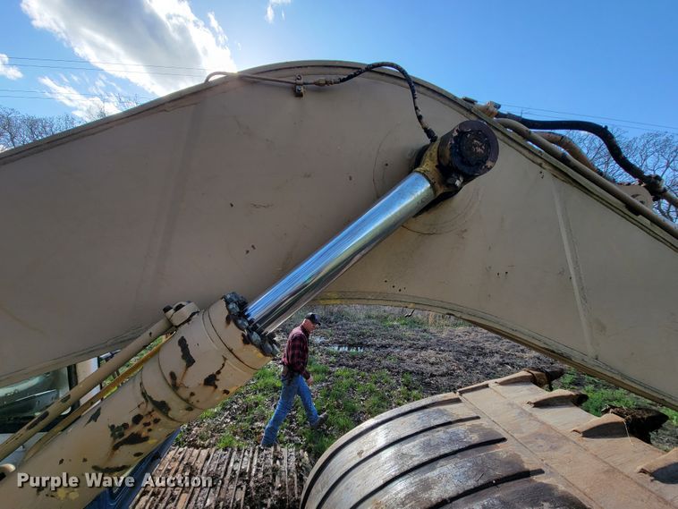 image for item FL9226 1990 Komatsu PC220LC-5  excavator