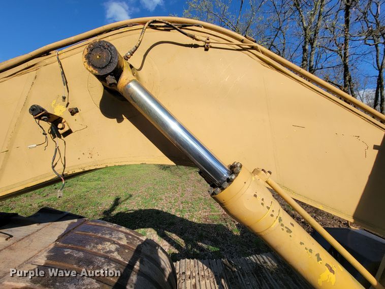 image for item FL9226 1990 Komatsu PC220LC-5  excavator