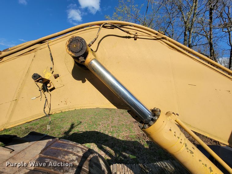 image for item FL9226 1990 Komatsu PC220LC-5  excavator