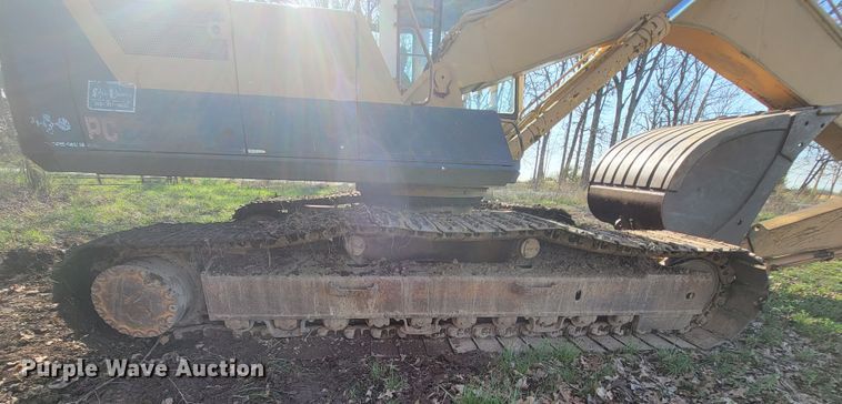 image for item FL9226 1990 Komatsu PC220LC-5  excavator