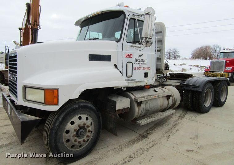 image for item GC9816 2000 Mack CH613  semi truck