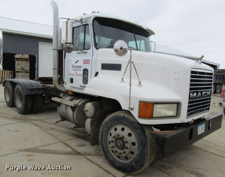 image for item GC9816 2000 Mack CH613  semi truck
