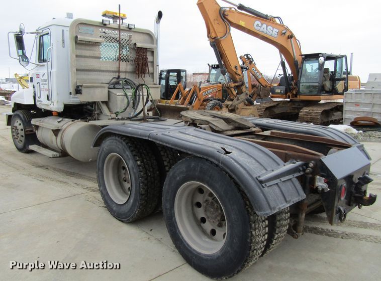 image for item GC9816 2000 Mack CH613  semi truck