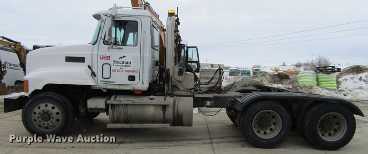image for item GC9816 2000 Mack CH613  semi truck