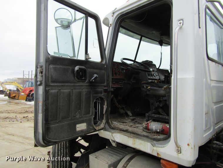 image for item GC9816 2000 Mack CH613  semi truck