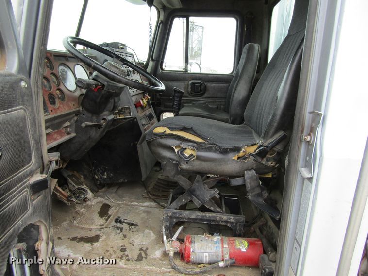 image for item GC9816 2000 Mack CH613  semi truck