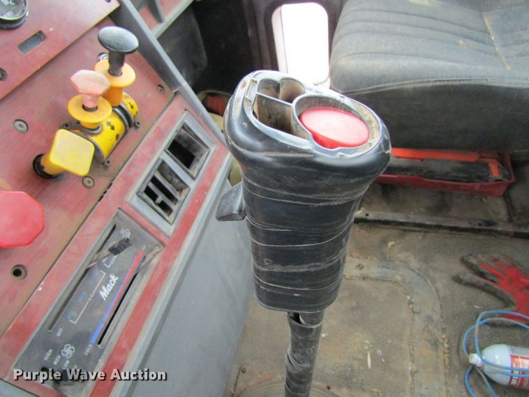 image for item GC9816 2000 Mack CH613  semi truck